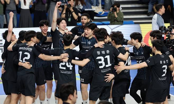 현대캐피탈 선수들이 6일 충남 천안시 유관순체육관에서 열린 2025~26 프로배구 V리그 남자부 챔피언결정전 3차전에서 대한항공을 3-0으로 꺾고 시리즈 첫 승을 거둔 뒤 함께 모여 기뻐하고 있다. 천안 뉴시스