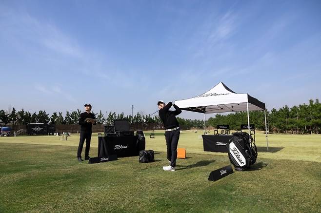 잔디 위에서 진행하는 타이틀리스트 웨지 전용 피팅 서비스  ‘보키 웨지  투어 익스피리언스’ 모습. 타이틀리스트 제공.