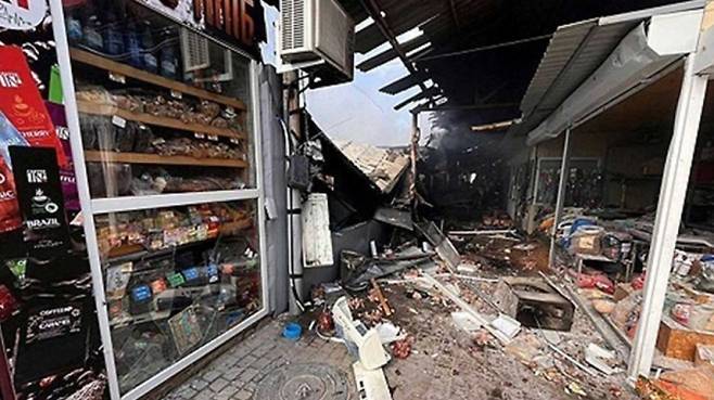 4일 오전, 러시아가 우크라이나 남부 니코폴 마을에 있는 한 시장(사진)을 드론으로 공격해 5명이 숨지고 21명이 부상을 입었다. 연합뉴스. 우크라이나 비상대책본부 제공