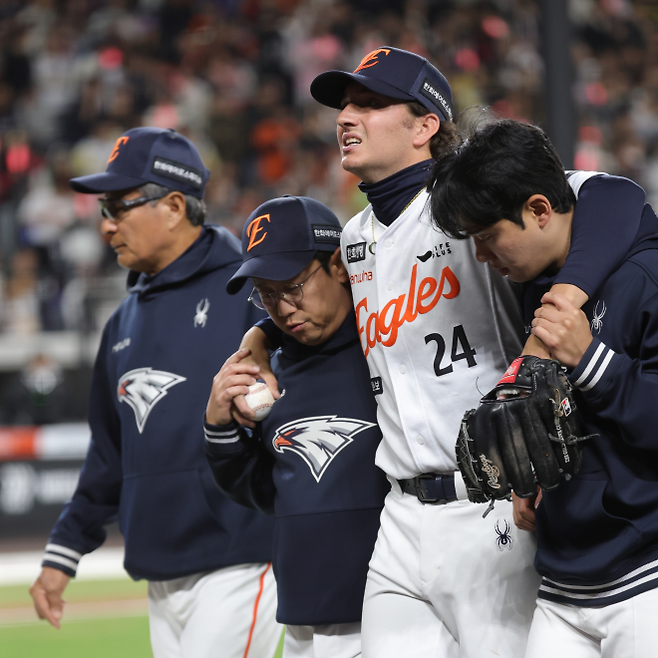 한화 이글스 오웬 화이트가 1일 대전 한화생명 볼파크에서 열린 2026 프로야구 KT 위즈와의 경기에서 3회초 수비 도중 부상으로 부축을 받으며 경기장을 나가고 있다. 2026.3.31 대전 뉴스1