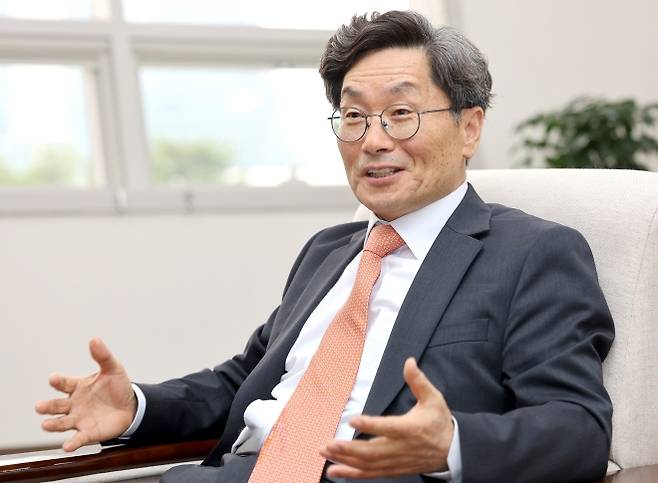 정일연 국민권익위원장이 7일 정부세종청사 집무실에서 서울신문과 취임 후 첫 인터뷰를 하고 있다. 정 위원장은 “법과 원칙, 공무원의 양심에 따라 국민이 수긍할 수 있도록 일처리를 하면 정권이나 기관장이 바뀌더라도 문제될 게 없다”고 강조했다. 국민권익위원회 제공