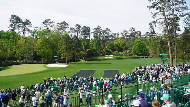 6일(현지 시간) 오거스타 내셔널GC 12번 홀(파3)에서 연습하는 선수들을 보기 위해 관람객들이 몰려 자리를 잡고 있다. 오거스타=양준호 기자