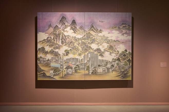 김보민의 ‘개화’는 전통 기법으로 그린 서울 도시풍경 속에 다양한 시대상을 숨겨놓고 있다. /사진제공=세화미술관