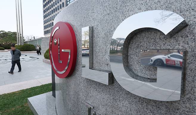 LG전자는 연결 기준 올해 1분기 매출 23조7330억원, 영업이익 1조6736억원으로 잠정 집계됐다고 7일 공시했다. 사진은 서울 여의도 LG전자 사옥 ⓒ연합뉴스