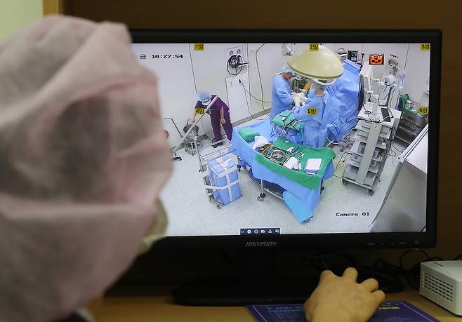 인천과 광주에서 대리 수술 의혹이 불거진 가운데 2021년 6월11일 오전 인천시 소재 한 병원에서 관계자가 수술실 내 폐쇄회로(CC)TV 카메라로 수술 장면을 영상 녹화하고 있다. 기사 내용과 관계 없는 자료사진. ⓒ연합뉴스