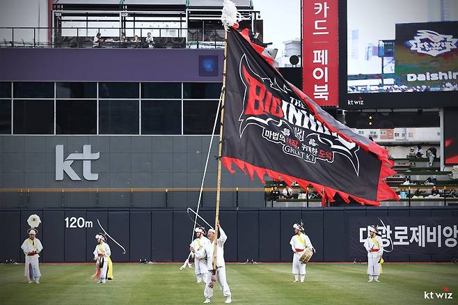 KT의 올 시즌 캐치프레이즈 ‘THE BIGINNING’이 적힌 깃발이 펄럭이고 있다. 사진제공|KT 위즈