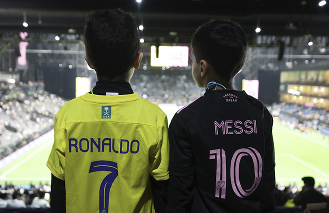 크리스티아누 호날두, 리오넬 메시 유니폼을 입은 어린 축구팬들. 게티이미지