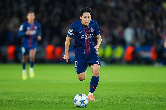 PSG 이강인이 지난해 11월 UCL 바이에른 뮌헨전에서 드리블하고 있다. Getty Images코리아