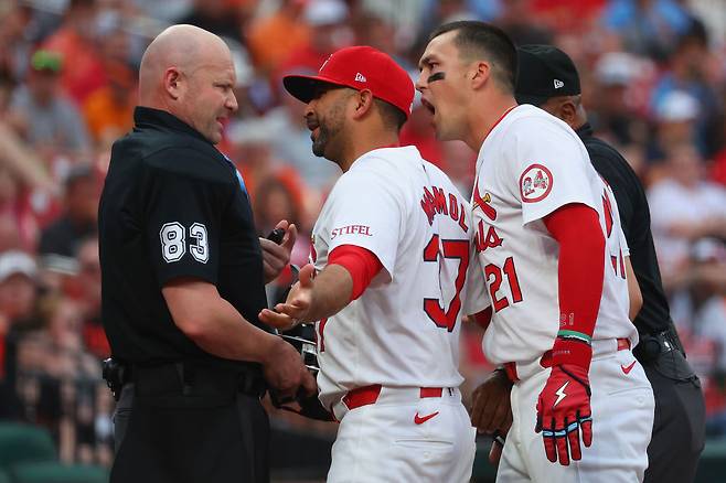 2024시즌 세인트루이스 코칭스태프에게 항의를 받는 마이크 에스타브룩. 게티이미지코리아