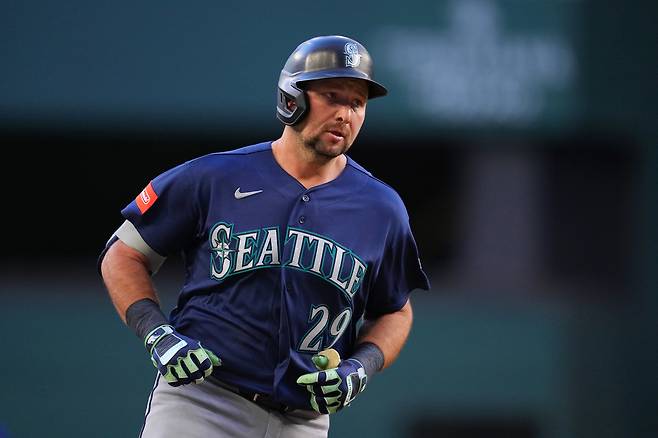 칼 롤리가 7일 미국 텍사스주 알링턴의 글로브 라이프 필드에서 열린 텍사스 레인저스와 2026 메이저리그 정규리그 원정 경기에서 1회초 솔로홈런을 친 뒤 베이스를 돌고 있다. 알링턴 | AP연합뉴스