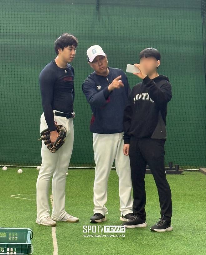 ▲ 대만 타이난 스프링캠프 당시 영상을 보며 최충연에게 피드백을 해주고 있는 김상진 투수 코치