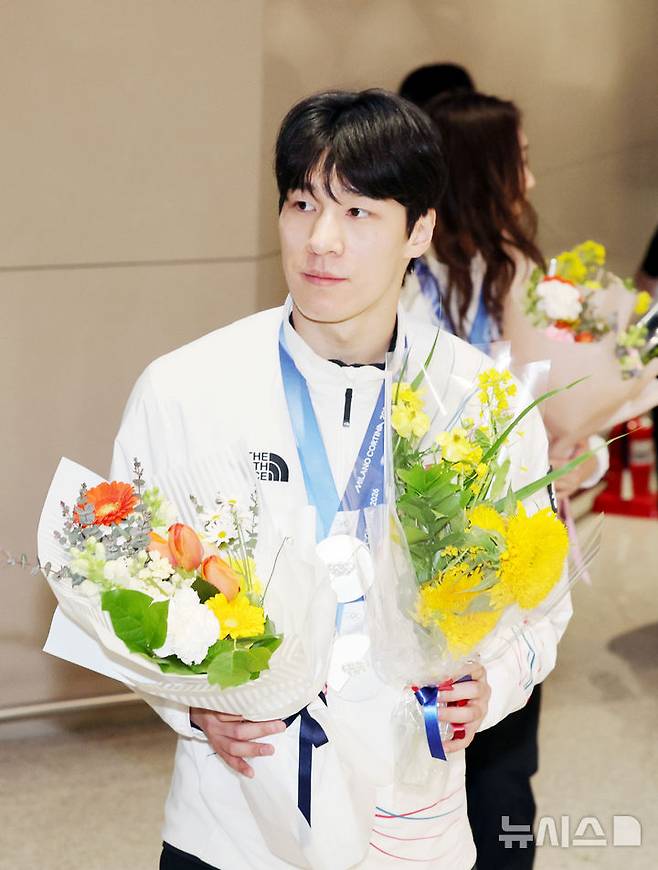 황대헌이 지난 2월 24일 인천국제공항 제2여객터미널로 귀국하며 꽃다발을 받고 있다. /사진=뉴시스