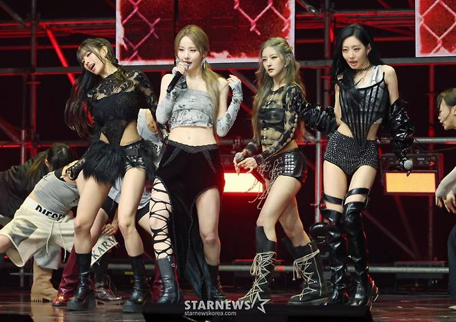 걸그룹 키스오브라이프(Kiss of Life)가 6일 오후 서울 용산구 블루스퀘어에서 진행된 새 싱글 '후 이즈 쉬'(Who is she) 발매기념 쇼케이스에서 신곡을 선보이고 있다.  신곡 '후 이즈 쉬'는 키스오브라이프가 지향하는 아티스트로서의 자아를 투영한 곡이다. /2026.04.06 /사진=이동훈 photoguy@