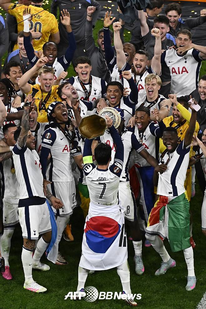 토트넘 시절 팀의 유럽축구연맹(UEFA) 유로파리그 우승을 이끈 뒤 태극기를 두르고 트로피 세리머니를 하고 있는 손흥민. /AFPBBNews=뉴스1