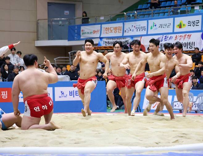 단체전 우승을 차지한 인하대학교(인천광역시)가 우승을 확정한 후 함께 기뻐하고있다. /사진=대한씨름협회 제공