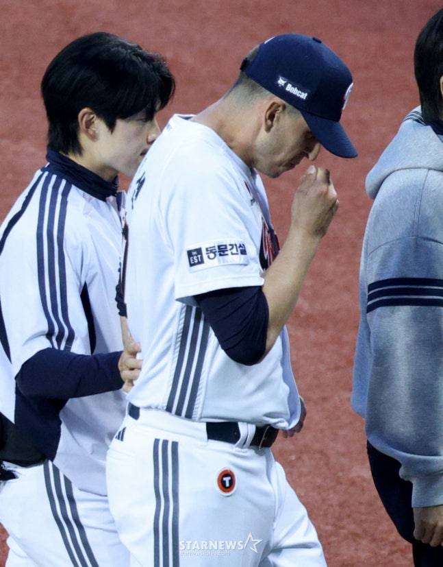 두산 플렉센(가운데)이 지난 3일 한화전에서 2회초 부상으로 교체되고 있다. /사진=김진경 대기자