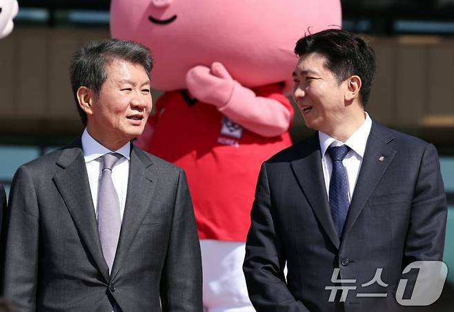 정몽규(왼쪽) 대한축구협회장과 유승민 대한체육회장. /사진=뉴스1