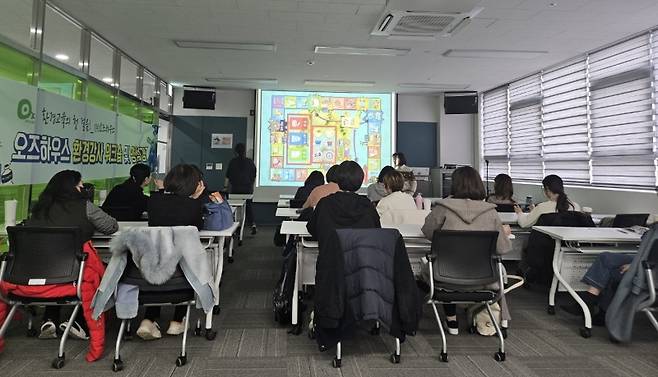 장지수 학생은 이번 프로젝트를 통해 사회적경제라는 영역을 자세히 학습했다고 말했다. 사진은 오즈하우스의 환경 교육 프로그램 현장.[사진｜오즈하우스 제공]