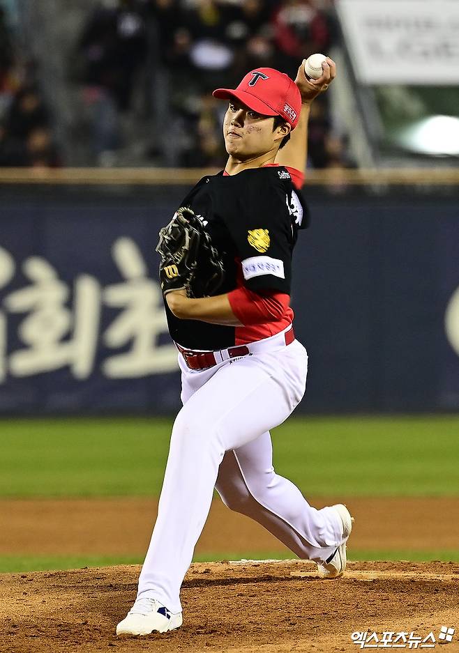 2일 오후 서울 송파구 잠실야구장에서 열린 '2026 신한 SOL Bank KBO리그' KIA 타이거즈와 LG 트윈스의 경기, 3회말 KIA 선발투수 김태형이 역투하고 있다. 엑스포츠뉴스 DB