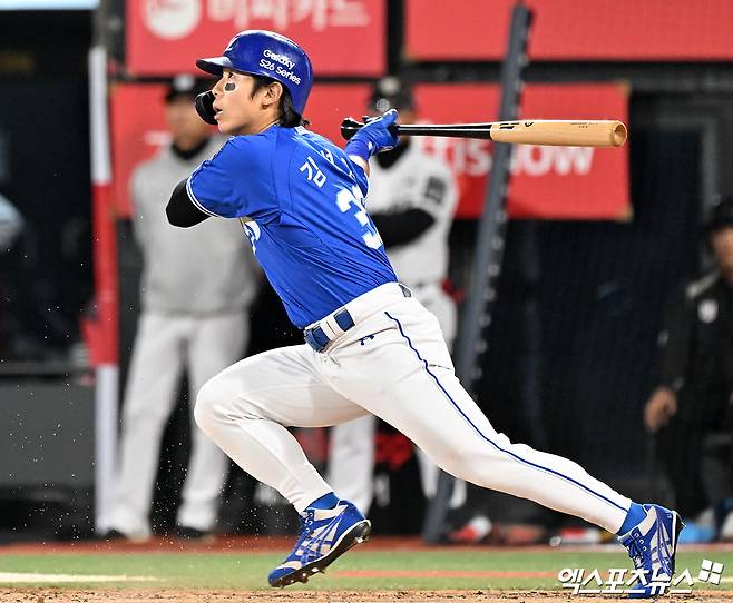 3일 오후 수원KT위즈파크에서 열린 '2026 신한 SOL Bank KBO리그' 삼성 라이온즈와 KT 위즈의 경기, 3회초 무사 1,3루 삼성 김성윤이 타격을 하고 있다. 엑스포츠뉴스 DB
