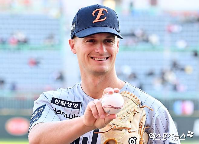 7일 오후 인천SSG랜더스필드에서 열린 '2026 신한 SOL Bank KBO리그' 한화 이글스와 SSG 랜더스의 경기, 경기 전 대체 외인으로 합류한 한화 잭 쿠싱이 포즈를 취하고 있다. 인천, 김한준 기자