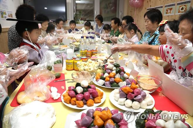 할머니와 함께 하는 송편 만들기 [연합뉴스 자료사진]