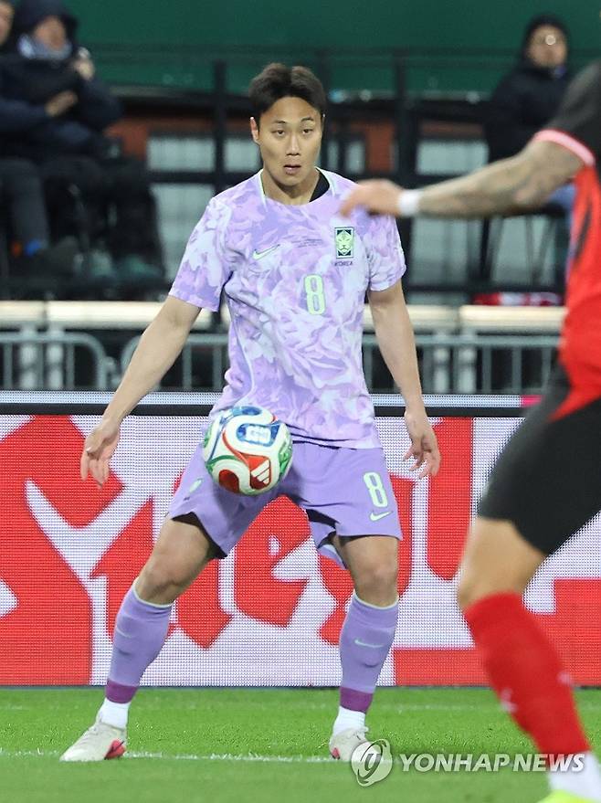 패스 받는 백승호 (빈[오스트리아]=연합뉴스) 최재구 기자 = 31일(현지시간) 오스트리아 빈 에른스트 하펠 스타디움에서 열린 한국 축구 국가대표팀과 오스트리아의 평가전에서 한국 백승호가 패스를 받고 있다. 2026.4.1 jjaeck9@yna.co.kr