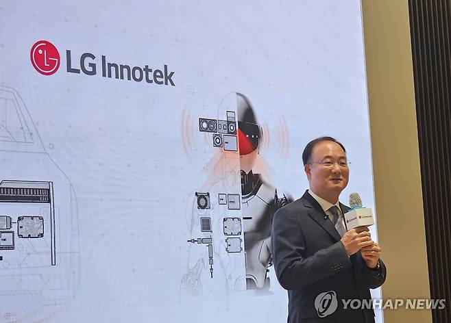 주주총회 이후 질의응답을 하는 문혁수 LG이노텍 대표이사 [연합뉴스 자료사진. 재판매 및 DB 금지]