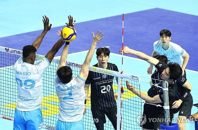 공격하는 허수봉 (인천=연합뉴스) 임순석 기자 = 4일 인천 계양체육관에서 열린 프로배구 2025-2026 V리그 남자부 챔피언결정전 대한항공과 현대캐피탈 2차전 경기. 현대캐피탈 허수봉이 공격하고 있다. 2026.4.4 soonseok02@yna.co.kr