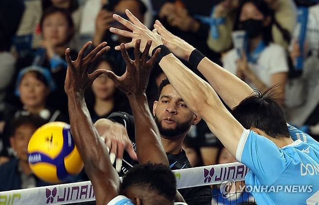 빈틈 (천안=연합뉴스) 양영석 기자 = 6일 천안 유관순체육관에서 열린 프로배구 챔피언결정전 3차전 현대캐피탈과 대한항공 경기. 현대캐피탈 레오가 블로킹 벽을 두고 스파이크 공격하고 있다.2026.4.6 youngs@yna.co.kr