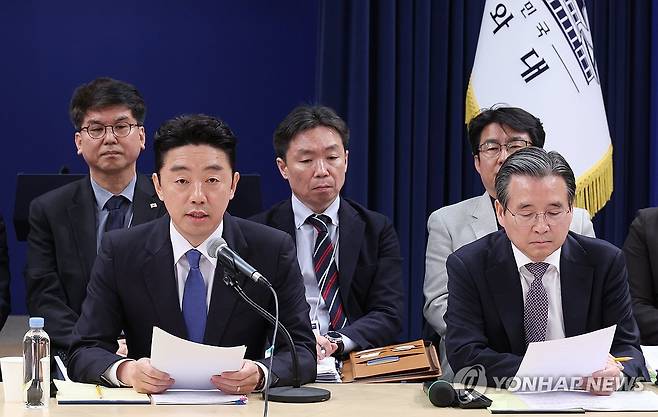 중동상황 기자간담회 (서울=연합뉴스) 한상균 기자 = 강훈식 비서실장과 김용범 정책실장이 7일 청와대에서 중동상황 관련 기자간담회를 하고 있다. 2026.4.7 xyz@yna.co.kr