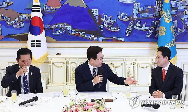 이재명 대통령, 여야정 민생경제 협의체 회담 발언 (서울=연합뉴스) 김도훈 기자 = 이재명 대통령이 7일 청와대에서 열린 여야정 민생경제 협의체 회담에서 발언하고 있다. 
    왼쪽부터 더불어민주당 정청래 대표, 이 대통령, 국민의힘 장동혁 대표. 2026.4.7 superdoo82@yna.co.kr