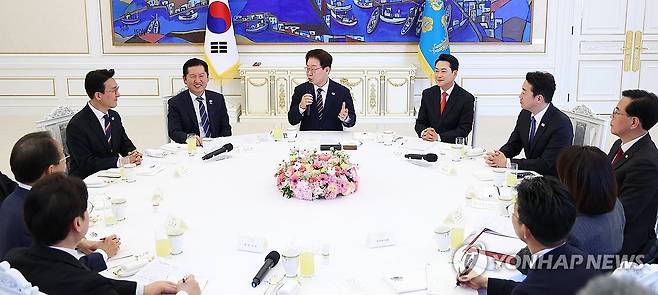 이재명 대통령, 여야정 민생경제 협의체 회담 발언 (서울=연합뉴스) 김도훈 기자 = 이재명 대통령이 7일 청와대에서 열린 여야정 민생경제 협의체 회담에서 발언하고 있다. 2026.4.7 superdoo82@yna.co.kr