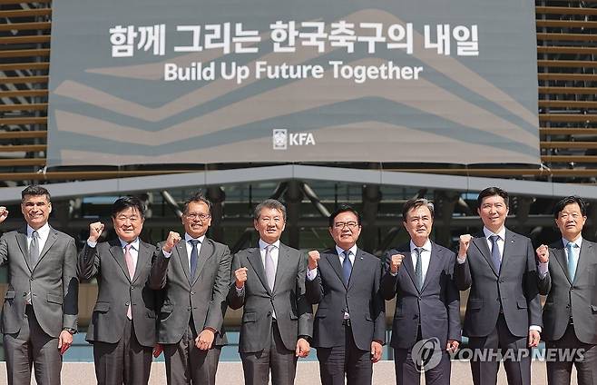 천안 코리아풋볼파크 공식 개관식 (천안=연합뉴스) 류영석 기자 = 7일 충남 천안 코리아풋볼파크에서 열린 공식 개관식에서 정몽규 대한축구협회장, 유승민 대한체육회장을 비롯한 참석자들이 스타디움 입구를 배경으로 기념촬영을 하고 있다. 2026.4.7 ondol@yna.co.kr