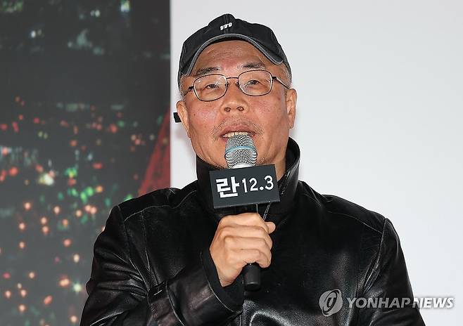 인사말하는 이명세 감독 (서울=연합뉴스) 이재희 기자 = 2024년 12월 3일 비상계엄 선포 기록을 담은 다큐멘터리 영화 '란12.3' 시사 간담회가 열린 7일 서울 CGV 용산아이파크몰점에서 이명세 감독이 인사말을 하고 있다. 2026.4.7 scape@yna.co.kr