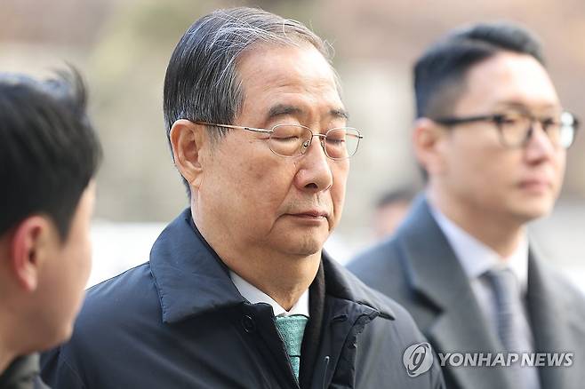 '내란 우두머리 방조 혐의' 한덕수 전 총리, 1심 선고 출석 (서울=연합뉴스) 서대연 기자 = 내란 우두머리 방조 혐의를 받는 한덕수 전 국무총리가 21일 서울중앙지법에서 열린 1심 선고 공판에 출석하고 있다. 2026.1.21 dwise@yna.co.kr