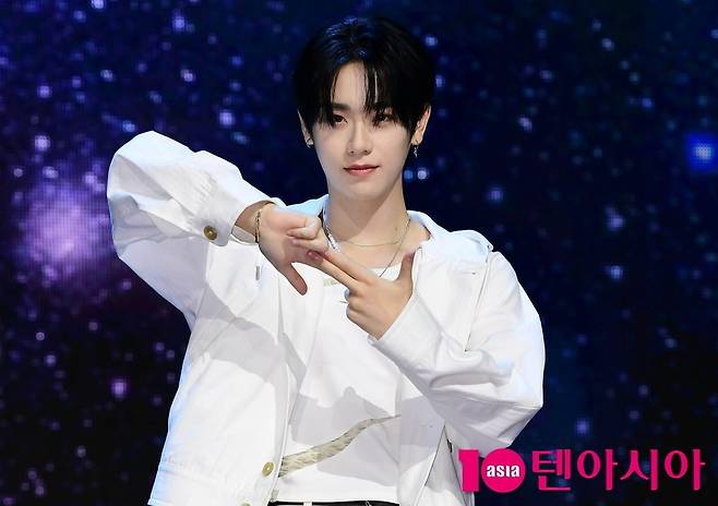금동현이 무대 위에서 매력을 자랑하고 있다./사진=텐아시아DB
