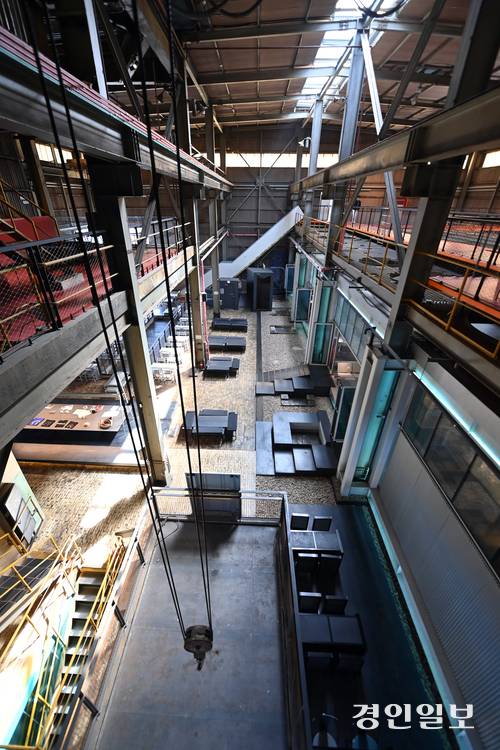 코스모40은 이 공장을 운영한 ‘코스모화학 주식회사’가 소유한 45개 공장 건물 중 유일하게 철거되지 않은 40동 건물을 리모델링했다. 회사 이름인 코스모와 40동을 합쳐 ‘코스모40’이라는 이름이 붙었다. 2026.4.8 /김용국기자 yong@kyeongin.com