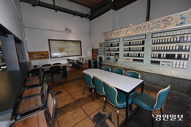 코스모40 호이스트홀 내 단체 손님을 위한 회의실 공간으로 쓰이는 이곳은 공장이 가동되던 시기 설비를 제어하는 제어실로 기능했던 곳이다. 2026.4.8 /김용국기자 yong@kyeongin.com