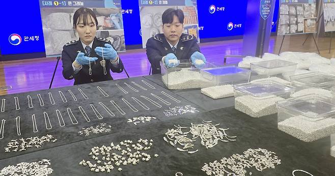 ▲8일 인천공항세관이 수출입통관청사에서 물리적 형태를 조작한 콩알 모양의 (은)그래뉼(사진 우측)과 액세서리 은 제품 등 적발한 밀수품을 공개했다. /이재민 기자 leejm@incheonilbo.com