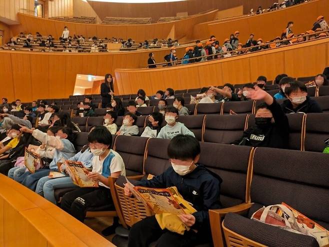 ▲ 일본 삿포로시의 음악교육 프로그램 '키타라 퍼스트 콘서트'는 초등학교 6학년 약 1만5천 명을 대상으로 운영되며, 2004년 시작 이후 약 25만 명의 학생들이 세계적인 키타라 콘서트홀에서 수준 높은 공연문화를 현장에서 체험해 왔다. /사진제공=일본 삿포로시 키타라콘서트홀