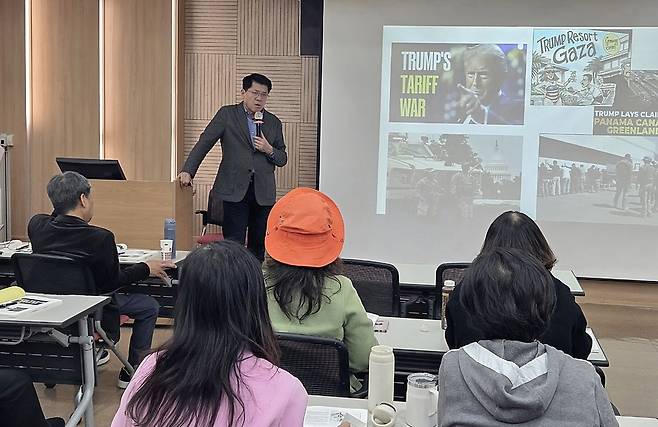 ▲ 지난 7일 오후 경기도여성비전센터 나혜석홀에서 열린 '제1기 경기도민 평화학교' 첫 번째 강연자로 나선 김준형 국회의원이 '급변하는 세계 질서와 한반도 평화'를 주제로 현 국제 정세를 긴급 진단했다. /최남춘 기자 baikal@incheonilbo.com