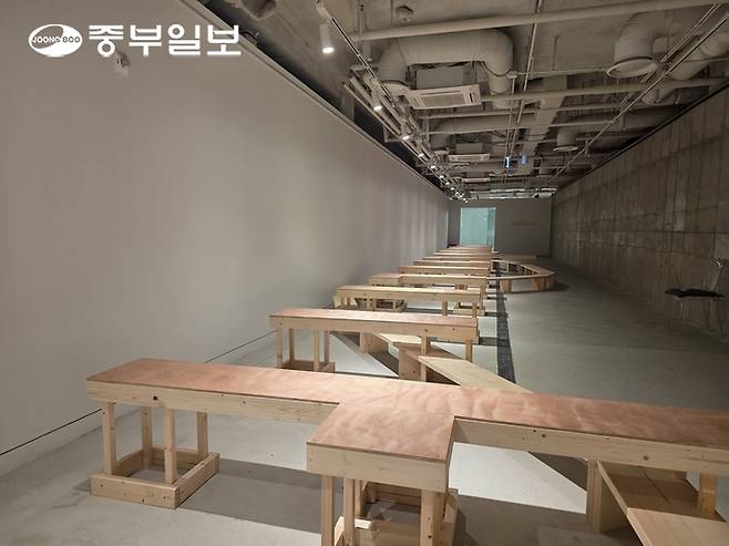 뭎(조형준·손민선)의 체험 프로그램 작품 '왼발 다음, 오른발'. 이준도기자