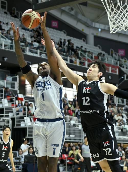 8일 수원 KT소닉붐 아레나서 열린 2025~2026 LG전자 프로농구 정규리그 고양 소노와의 경기서 KT 문정현이 블로킹을 시도하고 있다. 사진=KBL