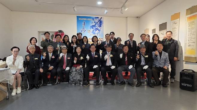 대전문인총연합회가 후원하고 한국시화창작 시화담이 주관하는 '2026 봄, 詩로 피어나다Ⅱ'가 7일 개막했다./사진=대전문총 제공