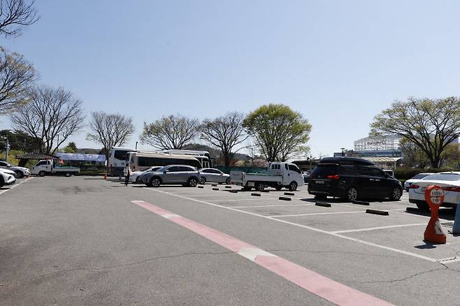 공공기관 차량 2부제가 시행된 첫날인 8일, 대전 유성구청 주차장이 평소와 달리 한산한 분위기다. (사진= 대전 유성구)