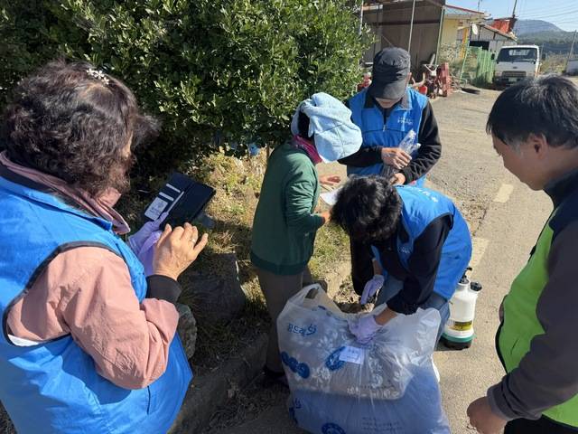 ▲ 취약계층의 주거환경 개선과 지역 일자리 창출을 위해 찾아가는 고향사랑 클린서비스 사업 사진-홍성군 제공