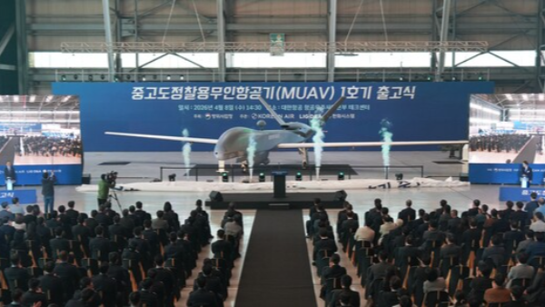 8일 부산 강서구 대한항공 테크센터에서 '중고도&nbsp;정찰용 무인항공기(MUAV) 양산&nbsp;1호기&nbsp;출고기념식'이 열리고 있다. 연합뉴스