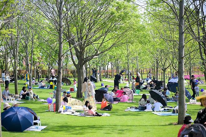 순천시가 저출생 위기 극복을 위해 생애주기별 맞춤형 보육 정책을 추진하고 있다. 사진은 순천 오천그린광장에서 가족들이 봄나들이를 즐기고 있는 모습.<순천시 제공>