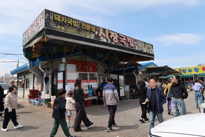 광주 송정동 시장국밥집이 가족 단위 나들이객부터 가벼운 옷차림의 시민들까지 다양한 연령대의 손님들이 가게 안팎을 가득 채우며 문전성시를 이루고 있다. /이서영 기자 dec@namdonews.com